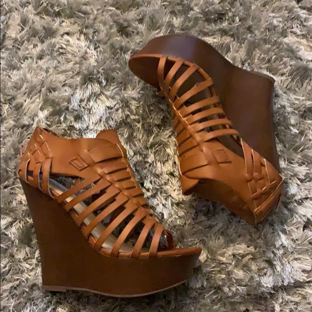 Wedged shoes